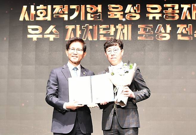 한장영 GKL ESG경영실장(오늘쪽)이 김문수 고용노동부장관으로부터 상을 받고 있다.