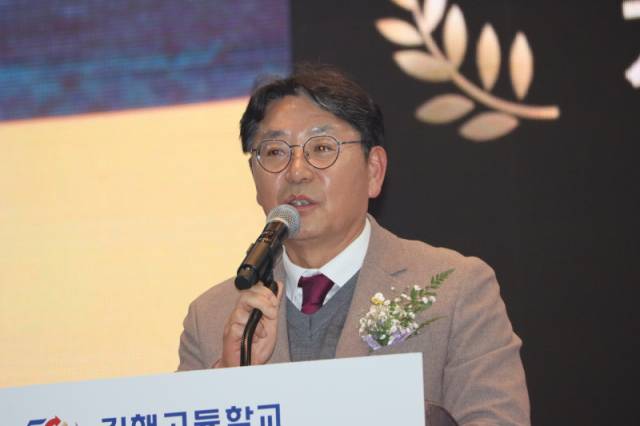 ▲홍태용 김해시장이 김해고 개교 50주년 기념 축사를 하고 있다. ⓒ프레시안(조민규)
