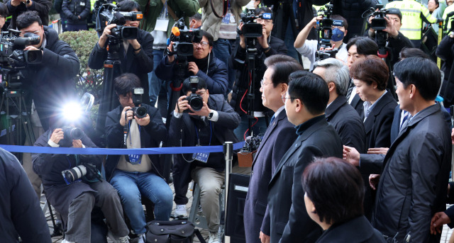 ▲더불어민주당 이재명 대표가 25일 오후 서울 서초구 서울중앙지법에서 열린 '위증교사' 혐의 사건 1심 선고공판 출석을 마치고 법정을 나서고 있다. ⓒ연합뉴스