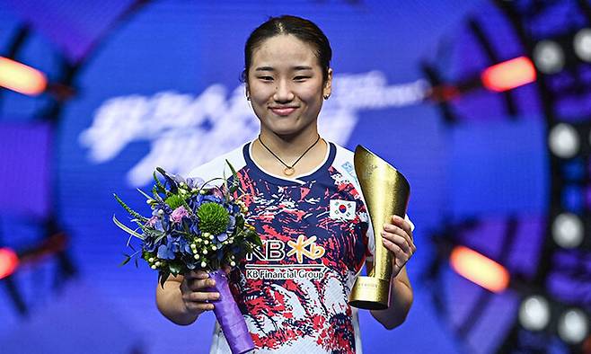 배드민턴 여제 안세영이 24일 중국 선전 선전아레나에서 열린 세계배드민턴연맹 월드투어 슈퍼 750 중국 마스터스 여자 단식에서 우승한 뒤 트로피를 들고 환하게 웃고 있다. 선전=AFP연합뉴스