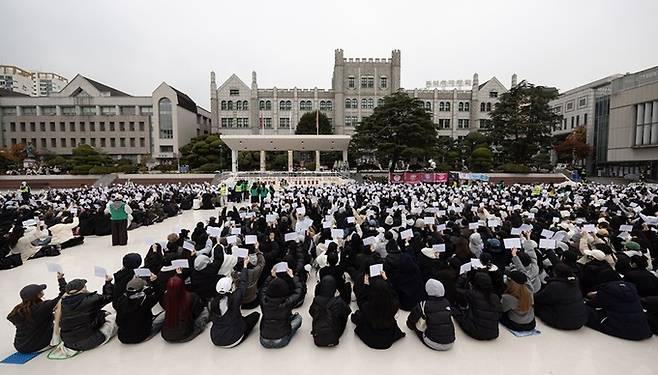지난 20일 오후 서울 성북구 동덕여대에서 열린 이 학교 학생총회에서 남녀공학 전환과 총장 직선제에 관한 찬반투표가 진행되고 있다. 뉴스1