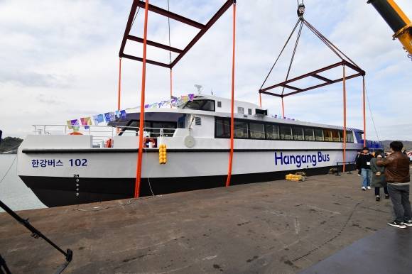 25일 오후 경남 사천시 사남면 은성중공업 일원에서 한강버스 안전기원 진수식이 개최됐다. 사진의 한강버스 모습. 2024.11.25.뉴시스