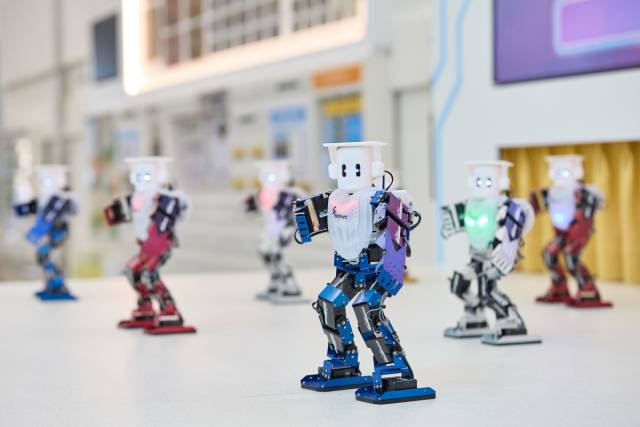 국립부산과학관 중앙홀에서 휴머노이드 로봇 공연이 열리고 있다. 사진제공=국립부산과학관