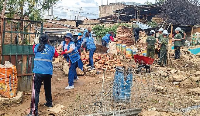 2023년 페루 후닌주 우앙카요에 내린 갑작스러운 폭우로 칠카 지역 곳곳에 피해가 속출했다. 우앙카요 시 의원의 요청으로 하나님의 교회 신자들이 피해 가정 복구에 나섰다. [하나님의 교회]