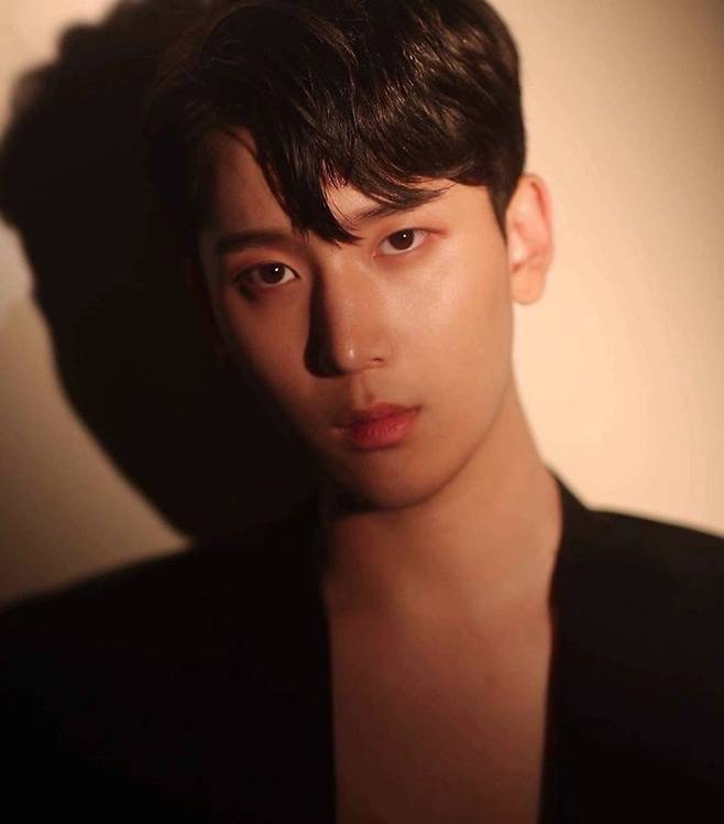 배우 김지오  와이드에스컴퍼니