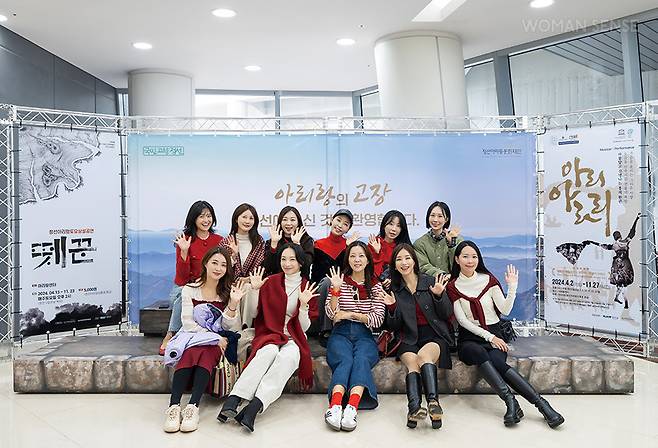 정선아리랑극 <아리아라리> 관람 전 포토존에서 추억을 남긴 K-QUEEN 12기.
