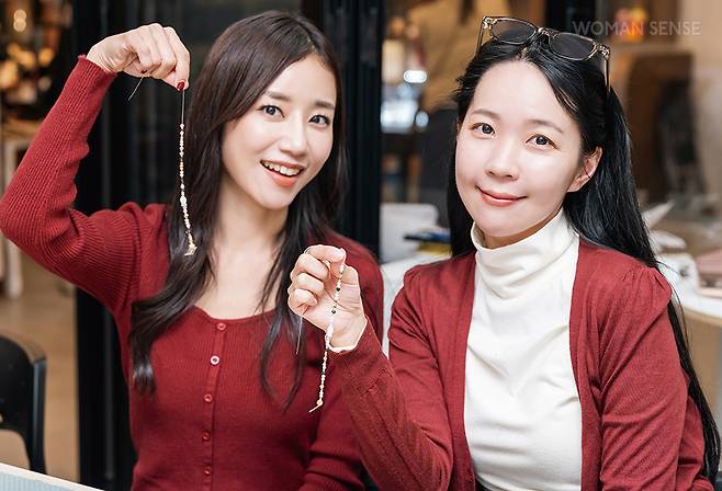 팔찌 만들기 체험 중인 석보서·유리라 씨.