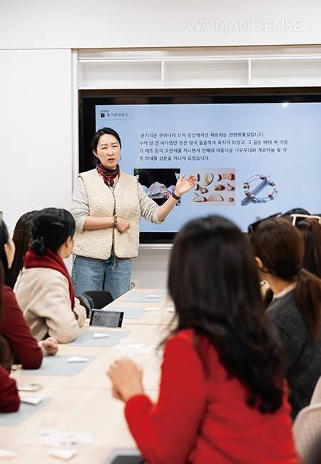 운기석9020 이민경 대표가 운기석이 어떻게 만들어졌는지에 대해 설명하고 있다.
