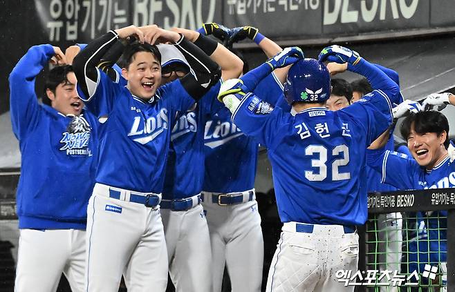 21일 오후 광주기아챔피언스필드에서 열린 '2024 신한 SOL Bank KBO 한국시리즈' 삼성 라이온즈와 KIA 타이거즈의 1차전 경기, 6회초 삼성 김헌곤이 솔로 홈런을 날린 후 기뻐하고 있다. 엑스포츠뉴스DB