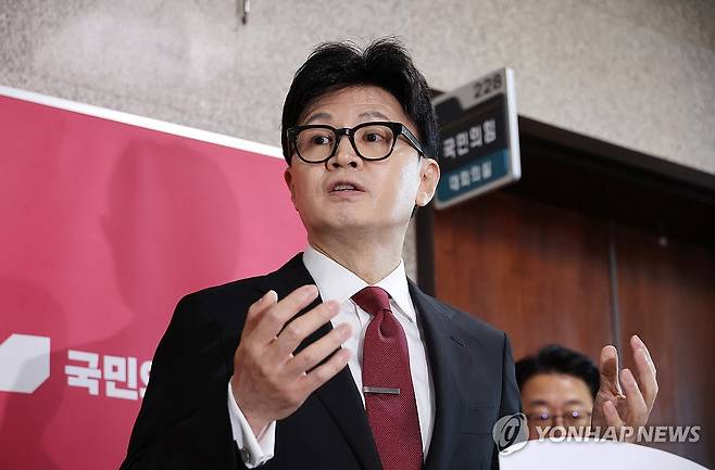 질문에 답변하는 한동훈 대표 (서울=연합뉴스) 김주형 기자 = 국민의힘 한동훈 대표가 25일 오전 국회에서 열린 최고위원회의를 마친 뒤 나와 취재진의 질문에 답변하고 있다. 2024.11.25 kjhpress@yna.co.kr