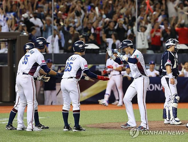 앞서가는 대만 (타이베이=연합뉴스) 한종찬 기자 = 13일 오후 대만 타이베이돔에서 열린 세계야구소프트볼연맹(WBSC) 프리미어12 2024 B조 조별리그 대한민국과 대만의 경기. 2회말 2사 만루에서 홈런을 친 대만 천천웨이가 동료들과 기쁨을 나누고 있다. 2024.11.13 saba@yna.co.kr