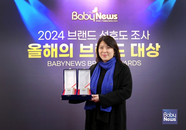 김수경 부가부코리아 이사가 2024 브랜드 선호도조사 올해의 브랜드대상 시상식에서 디럭스 유모차 부문과 절충형 유모차 부문 2개 부문에 대한 상패를 전달받고 기념촬영을 하고 있다. 이효상 기자 ⓒ베이비뉴스