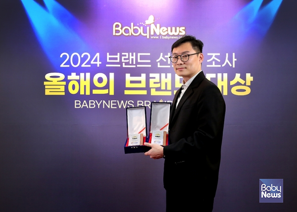 박민수 프뢰벨 마케팅실 셀장이 2024 브랜드 선호도조사 올해의 브랜드 대상 시상식에서 어린이 교재/교구 부문과 방문교육 부문 2개 부문에 대한 상패를 전달받고 기념촬영을 하고 있다. 이효상 기자 ⓒ베이비뉴스