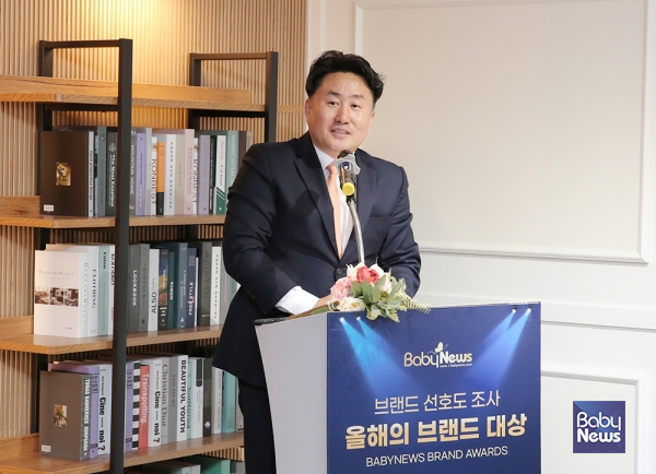 최규삼 베이비뉴스 대표가 2024 올해의 브랜드 대상 시상식에서 수상기업 관계자들에게 축하의 인사말을 건네고 있다. 이효상 기자 ⓒ베이비뉴스