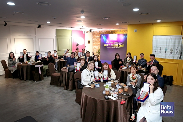 2024 브랜드 선호도조사 올해의 브랜드대상 수상자들이 상패와 꽃다발을 들고 기념촬영을 하고 있다. 이효상 기자 ⓒ베이비뉴스