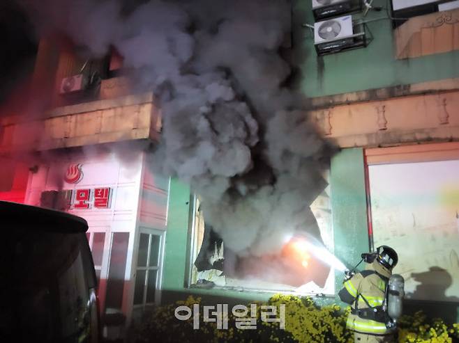 지난 25일 오후 10시 8분께 화성시 봉담읍 소재 한 모텔에서 난 불을 소방대원이 진화하고 있다.(사진=경기도소방재난본부)