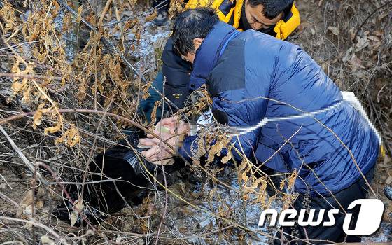 17일 오후 수원 팔달산 토막살인 피의자 박춘봉(55·중국국적)이 수원 팔달산에서 범행과정에 대한 현장검증을 하고 있다. 2014.12.17/뉴스1 ⓒ News1 김영진 기자