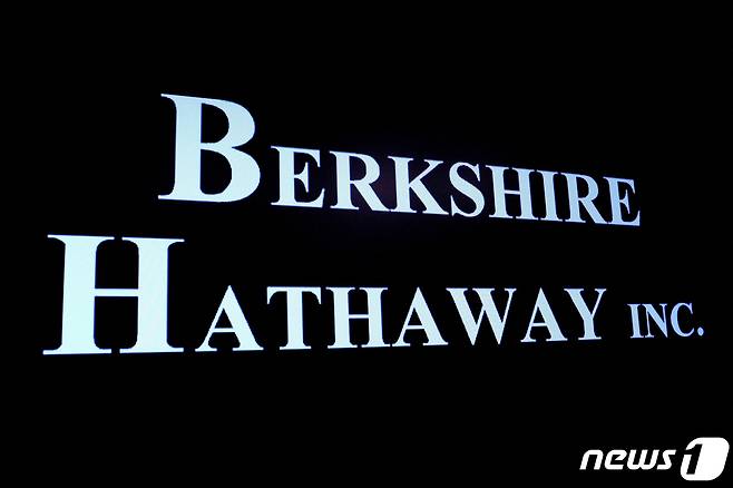 워런 버핏이 이끌고 있는 미국의 투자 전문 회사 버크셔해서웨이의 로고가 뉴욕증권거래소(NYSE)의 스크린에서 비춰진 모습. 2023.05.10. ⓒ 로이터=뉴스1