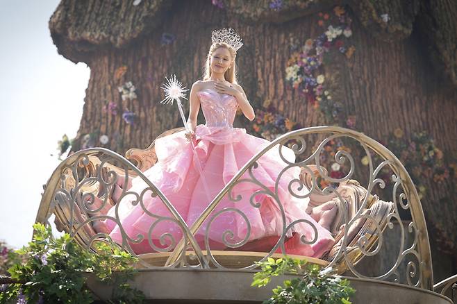 영화 ‘위키드’ 아리아나 그란데. 사진 | 유니버설 픽쳐스