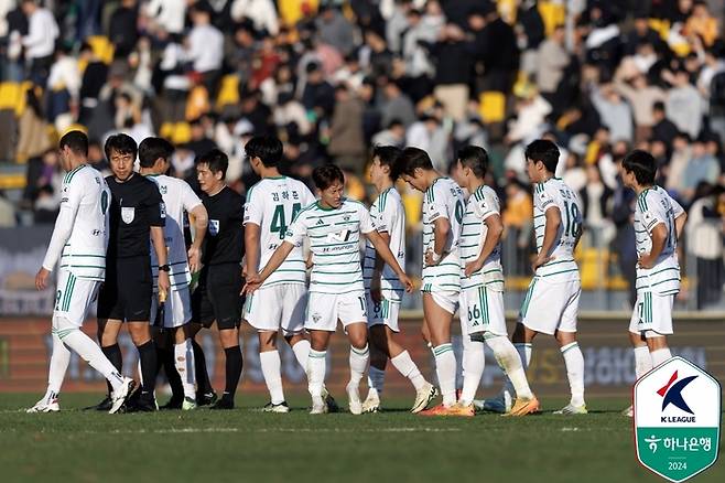 전북 선수단이 24일 광주전이 끝난 뒤 아쉬워하고 있다. 사진 | 한국프로축구연맹