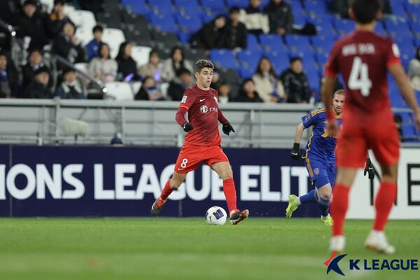 상하이 포트의 오스카가 26일 울산문수축구경기장에서 치러진 울산HD와의 2024/25시즌 아시아축구연맹(AFC) 챔피언스리그 엘리트(ACLE) 리그 페이즈 5차전에서 패스를 시도하고 있다. 사진┃한국프로축구연맹