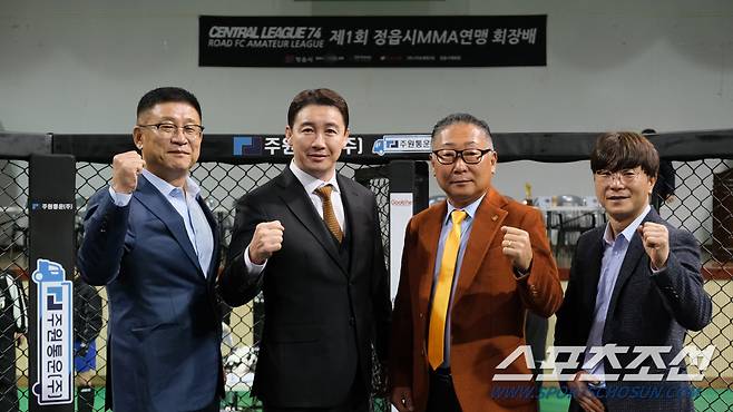 정읍시MMA연맹 김현영 회장, 로드FC 정문홍 회장, 정읍시 체육회 최규철 회장, 정읍시MMA연맹 김준성 사무국장(왼쪽부터)이 제1회 정읍시 MMA 연맹 회장배 겸 제74회 로드FC 센트럴리그의 성공적인 개최를 축하하는 의미로 파이팅 포즈를 취했다. 사진제공=로드FC