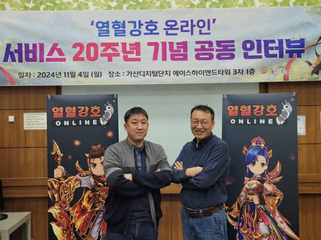 (왼쪽부터) 엠게임 열혈강호온라인 공근영 기획팀장과 강영순 본부장.