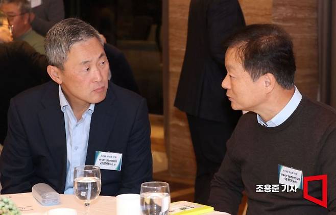 김정회 한국반도체산업협회 부회장(왼쪽)과 이병인 한중시스템IC협력연구원 원장이 26일 서울 서초구 양재 엘타워에서 열린 시스템-반도체 포럼에 참석 대화를 하고 있다.