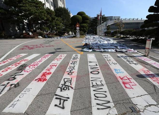 25일 서울 성북구 동덕여대 캠퍼스에 남녀공학 전환 반대를 주장하는 래커칠이 돼있다. 연합뉴스
