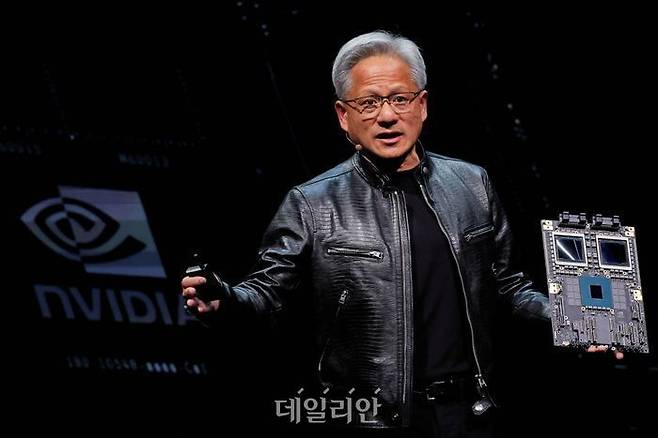 젠슨 황 엔비디아 최고경영자(CEO)가 지난 2일 타이베이 국립대만대 종합체육관에서 한 '컴퓨텍스 2024' 기조연설에서 올 하반기 출시할 AI가속기 '블랙웰' 제품을 선보이고 있다.ⓒ로이터/연합뉴스