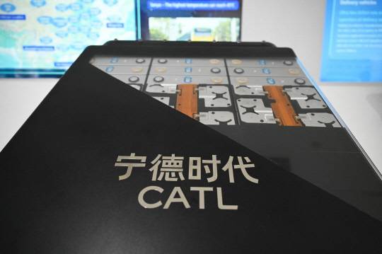 이달 15일 중국 동남부 푸젠성 닝더에 위치한 중국 전기차 배터리 제조업체 CATL의 본사 전시실에서 버스용 BC5 시리즈 배터리 모형이 전시되고 있다. 연합뉴스.