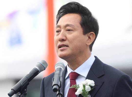 지난 11월25일 오세훈 서울시장이 경남 사천시 은성중공업에서 열린 '서울 한강버스 진수식'에서 인사말 중 직원 노고를 언급하며 눈물을 흘리고 있다. 서울 수상 대중교통수단인 한강버스는 내년부터 운행될 예정이다.<연합뉴스 사진>