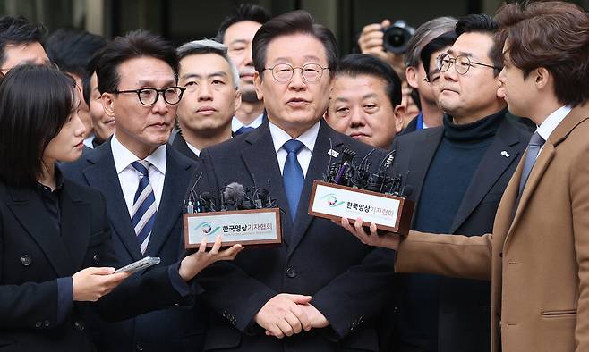 이재명 더불어민주당 대표가 25일 오후 서울 서초구 서울중앙지법에서 열린 위증교사 혐의 1심 선고 공판에서 무죄를 선고 받은 뒤 법정을 나와 취재진 앞에서 소감을 밝히고 있다. 신소영 기자 viator@hani.co.kr