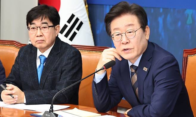 이재명 더불어민주당 대표(가운데)가 26일 오전 서울 여의도 국회에서 열린 민생연석회의에 참석해 발언하고 있다. 윤운식 선임기자 yws@hani.co.kr