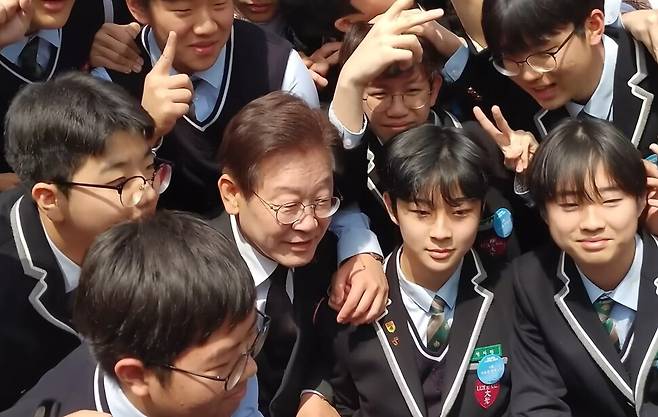 지난 4월19일 오전 서울 강북구 국립 4.19민주묘지서 \'제64주년 4.19혁명 기념식\'에 참석해 고등학생들과 함께 사진을 찍는 이재명 더불어민주당 대표. 시민방송 RTV 갈무리