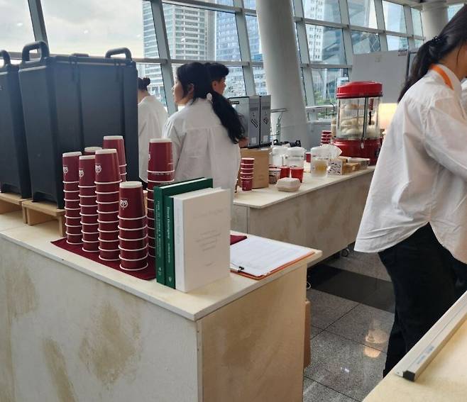 부산 국제플라스틱 협약 협상이 진행되는 벡스코 안에 운영되는 카페. 모든 식기가 플라스틱이 코팅된 일회용품으로 제공되고 있다. 플뿌리연대 제공