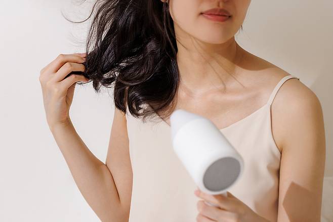 머리카락이 빠르게 마르지 않을 때는 수건으로 두피를 부드럽게 눌러 물기를 제거하고 빗으로 엉킨 모발을 정리한 뒤 헤어 드라이기로 말리는 게 좋다./사진=클립아트코리아