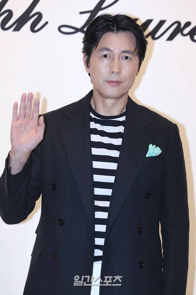 배우 정우성이 19일 오후 서울 강남구 신사동에서 열린 한 패션 브랜드 포토월 행사에 참석해 포즈를 취하고 있다.. 서병수 기자 qudtn@edaily.co.kr /2023.03.19/