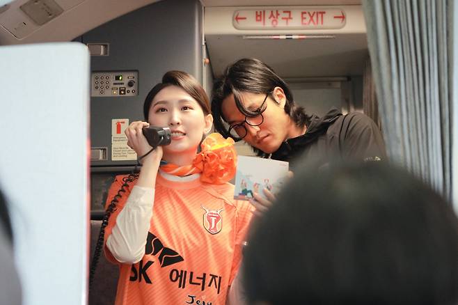 승무원과 기내 방송을 진행하는 김동준(오른쪽)의 모습. 사진=제주