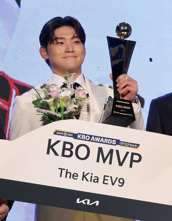 김도영이 27일 서울 롯데호텔월드에서 열린 KBO 시상식에서 MVP를 수상하고 포토타임을 갖고 있다. 정시종 기자 capa@edaily.co.kr /2024.11.26.