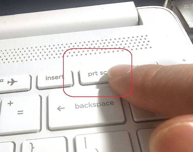키보드의 ‘Print Screen(prt sc)’ 키를 누르면 화면 캡처 앱이 실행됩니다 / 출처=IT동아