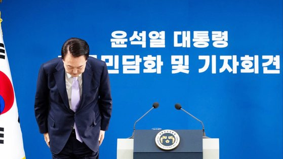 윤석열 대통령이 지난 7일 서울 용산구 대통령실 브리핑실에서 대국민담화 및 기자회견에서 김건희 여사 문제와 관련해 사과를 하며 고개를 숙이고 있는 모습. 사진 대통령실