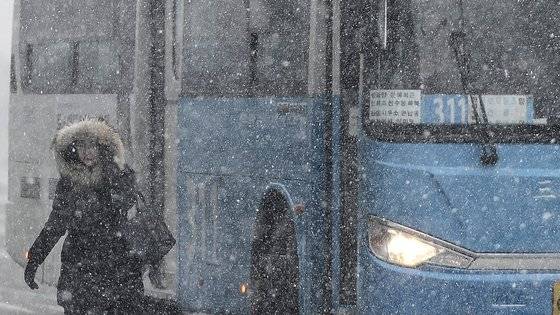 지난 1월 23일 오전 제주시 연동의 거리에서 한 시민이 힘겨운 출근길에 나서고 있다. 뉴스1