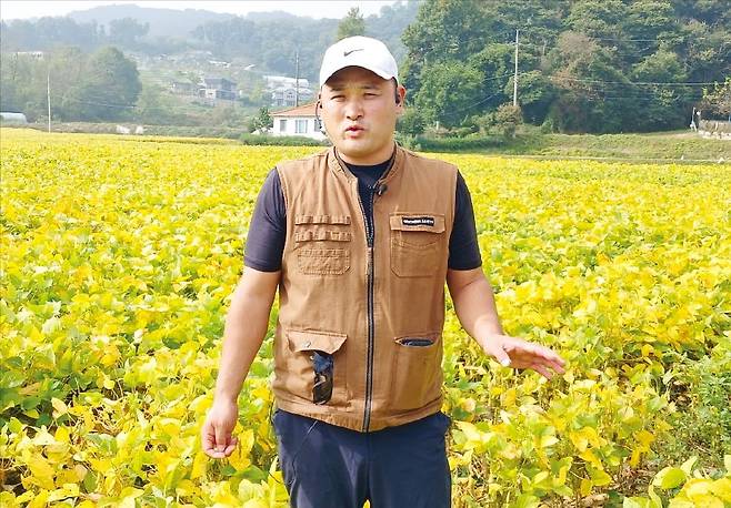 전략작물 직불제·친환경농업 직불제 등 선택형직불제가 긍정적인 효과를 나타내면서 내년 예산이 3201억원으로 늘어난다. 경기도 이천시 모가면에서 쌀 농사 대신 콩을 재배하고 있는 이상진 모가 영농조합법인 대표가 자신의 콩밭에서 ‘전략작물직불제’의 효과를 설명하고 있다.  공태윤 기자