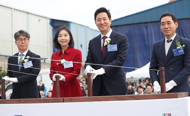 25일 경남 사천시 은성중공업에서 열린 ‘서울 한강버스 진수식’에서 샴페인 브레이킹 전 오세훈 서울시장과 최호정 서울시의장 등이 기념 촬영을 하고 있다. [사진 = 연합뉴스]
