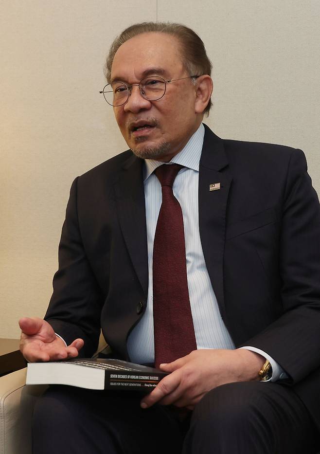 한국을 공식 방문한 안와르 이브라힘 말레이시아 총리가 25일 매일경제와 만났다. [이승환기자]
