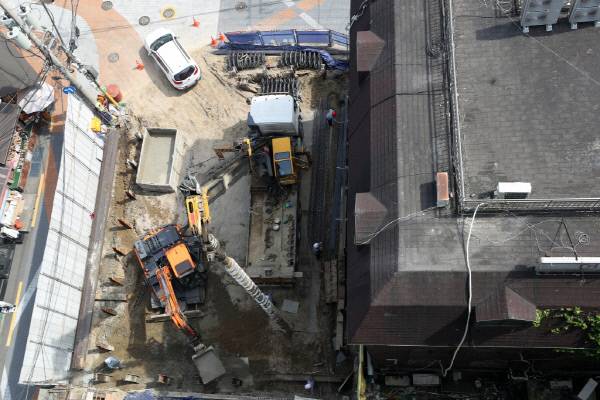 (서울=뉴스1) 이승배 기자 = 건설경기 침체가 장기화하며 올해 1분기건설업 폐업 건수가 지난해와 비교해 30% 이상 늘었다. 지방 소규모 건설업체를 중심으로 폐업이 증가하는 추세며, 신규 등록까지 줄었다. 또한 공사비 상승에 따른 원가 비용 증가, 미분양 발생 등의 이유로 주요 건설사들의 1분기 현금흐름 적자 폭 또한 늘어나고 있어 건설업 전반의 불황의 골이 깊어지는 상황이다. 사진은 22일 서울 시내의 한 공사현장. 2024.5.22/뉴스1 Copyright (C) 뉴스1. All rights reserved. 무단 전재 및 재배포, AI학습 이용 금지. /사진=(서울=뉴스1) 이승배 기자