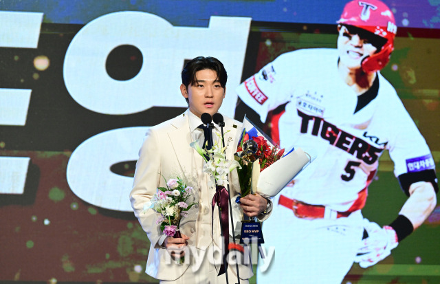 2024년 11월 26일 오후 서울 잠실 롯데호텔 월드에서 '2024 KBO 시상식'이 열렸다. KIA 김도영이 MVP를 수상하고 있다./유진형 기자 zolong@mydaily.co.kr