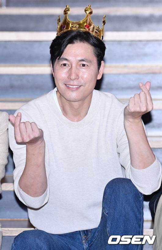 [OSEN=민경훈 기자] 27일 오후 서울시 강남구 메가박스 코엑스에서 영화 '헌트' 흥행 감사 무대 인사 및 앵콜 쇼케이스가 열렸다. 이 자리에는 감독 겸 배우 이정재와 배우&nbsp;정우성, 정만식이 참석했다.정우성이 앵콜 쇼케이스에서 포토타임을 갖고 있다. 2022.08.27 /rumi@osen.co.kr