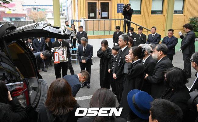 [OSEN=조은정 기자] 고(故) 김수미의 발인식이 27일 오전&nbsp;11시 서울 성동구 한양대병원 장례식장에 엄수됐다. 고인의 비보는 지난 25일에 전해졌다. 이날&nbsp;서울 서초경찰서에 따르면 故 김수미는 이날 오전 8시께 심정지가 발생해 서초구 가톨릭대학교 서울성모병원으로 이송됐으나 결국 사망 판정을 받았다.故김수미의 발인식이 엄수된 가운데 가족들이 마지막을 배웅하고 있다. 2024.10.27 /cej@osen.co.kr